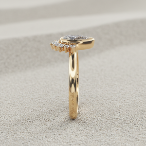 Anillo de compromiso Stonewels con diamantes engastados en bisel de pera y tiara, oro de 14k |   Certificado de Cultivo en Laboratorio |   Propuesta de Matrimonio Romántica con Corona de Halo de Lujo - Product Image 3