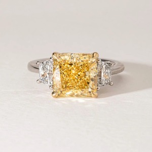 Anillo de Compromiso Personalizado de Lujo en Oro Amarillo de 14 Quilates con Diamante de Corte Cojín de 5 Quilates y Tres Piedras Laterales en Forma de Trapezoide, Fabricante de Joyería Fina OEM ODM - Product Image 1