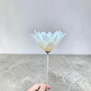 Flores de Madera Sola VADEE, Hechas a Mano, Sostenibles, Flor de Loto Blanca, Tamaño 8.5 CM, Varilla de Fibra Vegetal de Sesbania - Product Image 2