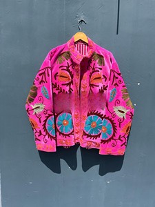 Veste en velours de soie rose Suzani faite à la main, manteau vintage Suzani ouzbek, cardigan réversible d'hiver pour femmes - Product Image 1