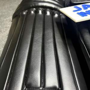 Protège-tibias de cricket noirs personnalisés 2026 de haute qualité et confortables, équipement de protection de qualité avec logo et couleur personnalisables - Product Image 3