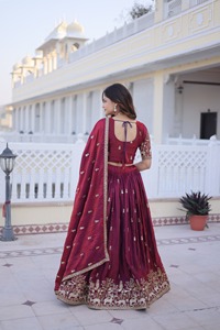 Lehenga Choli de Diseño para Bodas, Blusa de Seda Sin Coser para Minoristas, Falda Completamente Cosida con Vuelo de Lona de 3 Metros - Product Image 3