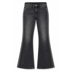Jeans de mezclilla acampanados de tiro medio con pedrería para mujer - Negro lavado, ajuste ceñido con detalles bordados - Product Image 1