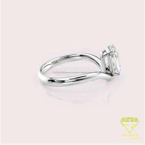 Anillo de Compromiso de Moissanita con Corte Princesa en Oro Blanco, Anillo de Promesa Solitario Moderno con Diseño de Catedral - Product Image 2