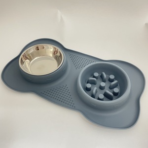 แผ่นรองให้อาหารสัตว์เลี้ยงรูปกระดูกพร้อมชามสแตนเลสและชามอาหารแบบชะลอการกิน – ซิลิโคนเกรดอาหาร ใช้กับเครื่องล้างจานได้ - Product Image 1