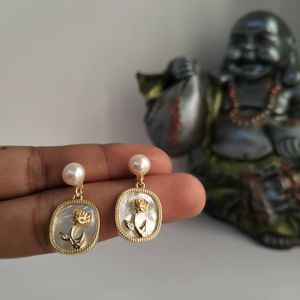 Perla de agua dulce con base ovalada de nácar (base tipo broche con elemento colgante) - Product Image 2