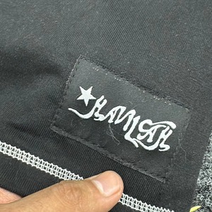 เสื้อยืดคอกลมแขนสั้นผู้ชายสีขาว รุ่น Rich Collective ผ้าฝ้ายทรงลำลองพอดีตัว พิมพ์ลายโลโก้ด้านหน้า ระบายอากาศได้ดี น้ำหนัก 320 กรัม - Product Image 4