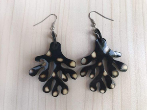 Pendientes de Cuerno Modernos Hechos a Mano con Patrones Tribales Africanos, Artesanía Natural de Origen Sostenible - Product Image 4