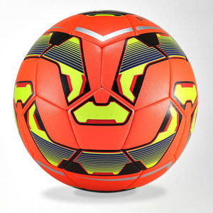 Ballon de football américain personnalisable de haute qualité, matériau durable, taille, couleur et logo personnalisables, entraînement professionnel, fabriqué au Pakistan - Product Image 2