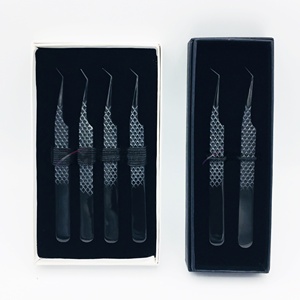 Pince à épiler pour extensions de cils RMI Private Label en acier inoxydable 10 mm, couleur plasma noir brillant, boîte / pochette / étui magnétique - Product Image 1