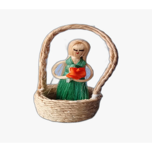 Panier en paille avec poupée faite à la main en robe verte tenant une fleur rouge pour la décoration de Pâques - Product Image 1
