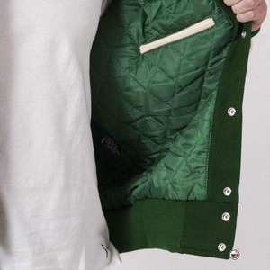 เสื้อแจ็คเก็ตวาร์ซิตี้แบบกำหนดเองสำหรับผู้ชาย สีเขียว แขนหนัง PU ปักตัวอักษรเบต้า คอปกพับได้ สไตล์ลำลอง แจ็คเก็ตเบสบอลสำหรับฤดูหนาว - Product Image 5