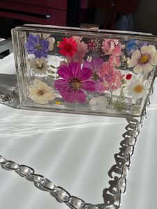 Boîte à bijoux en résine géométrique, motif floral rouge et crème, chaîne dorée, peinte à la main, écologique, décoration de mariage, cadeau - Product Image 4
