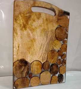 Planche à découper en bois naturel et résine, écologique, avec design artistique en époxy et finition lisse - Product Image 6