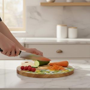 Tabla de cortar y servir de madera de mango con asa de fácil agarre – Tabla de cortar redonda de madera esmaltada con estampado de limón de 13x16 pulgadas. - Product Image 4