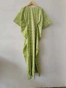 Elegancia sin Esfuerzo, Encanto Bohemio, Exquisito Kimono Hecho a Mano con Estampado de Bloques Verdes, Largo hasta la Rodilla, 100% Algodón, Verano - Product Image 3