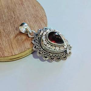 จี้เพชรพลอยธรรมชาติ NIKHIL GEMS รุ่นกล่องลับวินเทจ สำหรับงานหมั้น ทำด้วยมือจากเงินแท้ 925 พร้อมช่องเก็บของซ่อน - Product Image 2