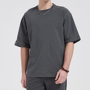 เสื้อยืดแขนสั้นสีเทาเข้มสำหรับผู้ชาย ผ้าฝ้ายเจอร์ซีย์ 100% คอกลม ลำลอง สีพื้น ผ้าถัก ทรงปกติ ระบายอากาศได้ดี น้ำหนัก 240 กรัม - Product Image 1