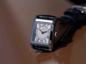 นาฬิกาข้อมือผู้หญิง สายหนัง รุ่น Alexander Ferros 7282S-02 หน้าปัดสี่เหลี่ยมผืนผ้า ตัวล็อคแบบผีเสื้อ ตัวเรือนสแตนเลส คริสตัลแซฟไฟร์ ระบบควอตซ์  วัดความลึกน้ำได้ 50 เมตร - Product Image 3