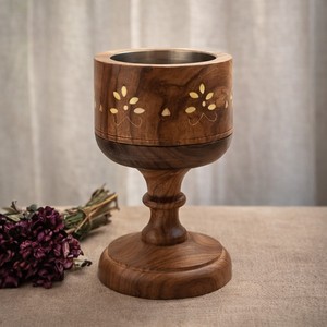 Brûleur d'encens en forme de cône de bois de santal en laiton avec incrustation florale, conçu pour des moments religieux chaleureux et cérémoniels - Product Image 3