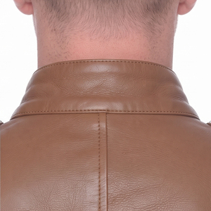 Blouson de motard en cuir véritable pour homme, clouté, zippé, col rabattable, imperméable avec logo frontal - Product Image 4