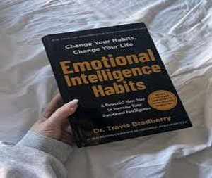 Hábitos de inteligencia emocional de Bradberry Travis, libro en tapa blanda, éxito de ventas para adultos - Product Image 1
