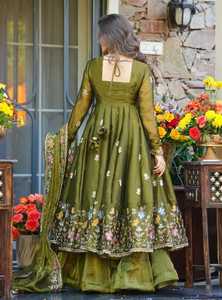 Ensemble de robe Anarkali en soie vert olive de qualité supérieure pour femmes, vêtements ethniques indiens traditionnels pour les fêtes, disponible à la vente - Product Image 2