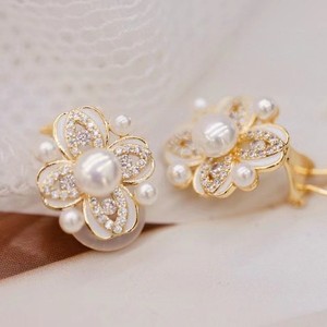 Boucles d'oreilles en perles d'eau douce de style rétro français Haoshi Camellia Micro-incrustées de perles Design de niche Pétales pour les trous d'oreille - Product Image 2