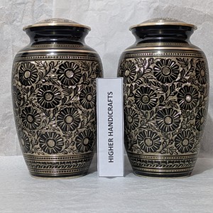 Elegante Urna Negra y Dorada de Latón - Urnas Funerarias para Adultos con Grabado a Mano Detallado - Artículos Conmemorativos Funerarios Grandes de Alta Calidad - Product Image 1