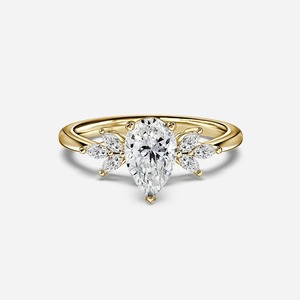 Anillo de Hoja con Diamante Cultivado en Laboratorio en Forma de Pera de 4.5CT, Oro Amarillo de 14K, Personalizado para Novia - Product Image 5