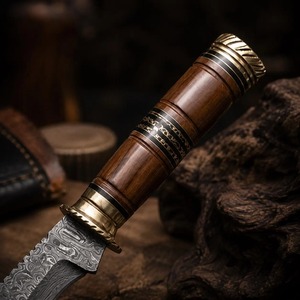 Cuchillo de caza hecho a mano de acero de Damasco con hoja de punta caída, mango de madera y hoja dentada en funda de cuero. - Product Image 4