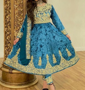 Ensemble robe en velours bleu brodé avec manches longues et motifs dorés pour femmes, style pakistanais, vêtements d'hiver - Product Image 1