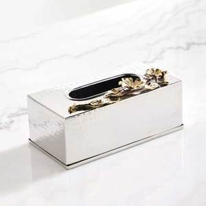 Porte-boîte à mouchoirs de luxe en acier inoxydable avec motif floral élégant en feuille d'or – Conçu pour les intérieurs modernes à prix abordable - Product Image 1