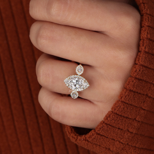 Anillo de Compromiso con Tres Diamantes Cultivados en Laboratorio, Corte Marquesa, Halo, Oro Sólido de 14K, Certificado IGI - Product Image 1