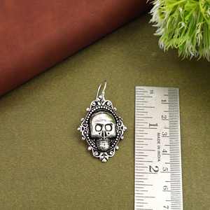 Pendientes de Calavera Dorada, Estilo Gótico Victoriano, Joyería Memento Mori, Estética Dark Academia, Aros Steampunk - Product Image 3