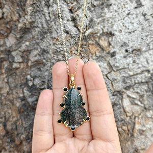 Collier de mode pour femme, pendentif en agate mousse naturelle, design élégant avec accent de petits zircons noirs, chaîne plaquée or 18 carats pour femme - Product Image 4