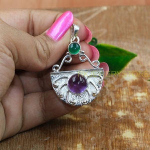 Collar con Colgante de Amatista Púrpura y Calcedonia Verde, Plata de Ley 925, Diseño Martillado Hecho a Mano - Product Image 4