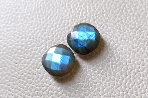 Paire de cabochons en labradorite facettée, motif coussin, avec éclat bleu, pour boucles d'oreilles, pendentifs et bijoux, 14 mm - Product Image 3