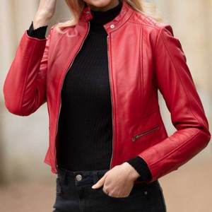 แจ็คเก็ตหนังแท้สไตล์วินเทจสำหรับผู้หญิงสีแดงปักโลโก้แบบกำหนดเองตามเทรนด์ใหม่ แจ็คเก็ตบอมเบอร์คลาสสิกสำหรับฤดูหนาว เสื้อผ้าสตรีทแวร์ - Product Image 2