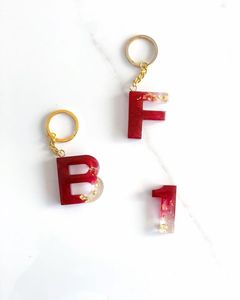 Llavero de Resina Personalizado con Letra Inicial, Diseño Floral, Láminas Doradas y Acabado Hecho a Mano para Regalo Personalizado - Product Image 1