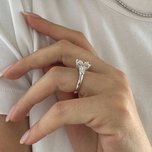 Anillo de Compromiso de Tres Piedras con Diamante Cultivado en Laboratorio de Corte Princesa de 4 Quilates E VS1, Triada de Baguettes Cónicas, Certificado IGI - Product Image 5