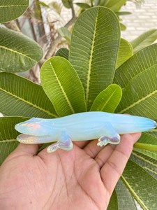 Figura de cocodrilo de opalita tallada a mano |   Escultura de Cocodrilo de Cristal de 6.25 Pulgadas |   Regalo de Decoración para el Hogar con Temática Animal - Product Image 3