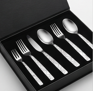 Cubiertos de acero inoxidable con diseño moderno, perfectos para bodas y eventos de cenas elegantes. - Product Image 6