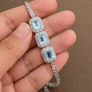 สร้อยข้อมือเงินแท้ 925 ชุบโรเดียม ประดับบลูโทแพซทรงเหลี่ยมมรกต ดีไซน์ทันสมัย เหมาะสำหรับเป็นของขวัญในงานแต่งงานและโอกาสพิเศษ - Product Image 2