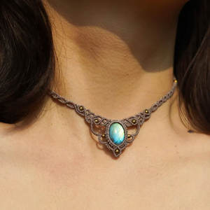 Collier artisanal tendance en macramé avec double perle d'eau douce et pierre naturelle gris mauve, style bouddhiste, collection Twilight Bloom - Product Image 6