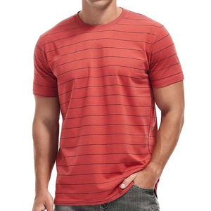 เสื้อยืดคอกลมแขนสั้นลายทางสีแดงสำหรับผู้ชาย ทรงปกติ สวมใส่สบาย ระบายอากาศได้ดี ผลิตจากผ้าฝ้ายเจอร์ซีย์ถัก - Product Image 1
