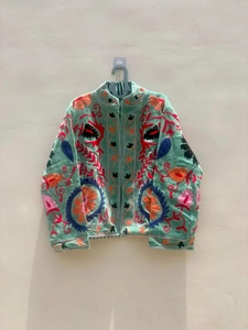 Chaqueta de Terciopelo Suzani Bordada a Mano, Abrigo Uzbeco, Chaqueta de Invierno, Prenda Exterior Artesanal, Abrigo de Terciopelo Vintage para Mujer - Product Image 2