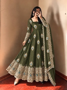 Traje Anarkali bordado de diseñador con ropa tradicional india para bodas, disponible de proveedor indio. - Product Image 1