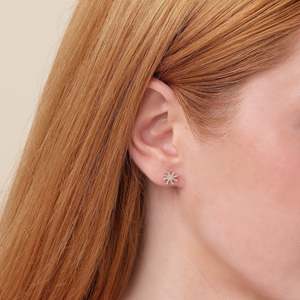 Boucles d'oreilles clous en or jaune avec diamants de laboratoire en forme d'étoile - Product Image 6