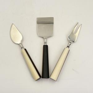 Magnifique ensemble de 3 couteaux à fromage en acier inoxydable faits à la main avec manche en résine pour servir le fromage au petit-déjeuner - Product Image 2